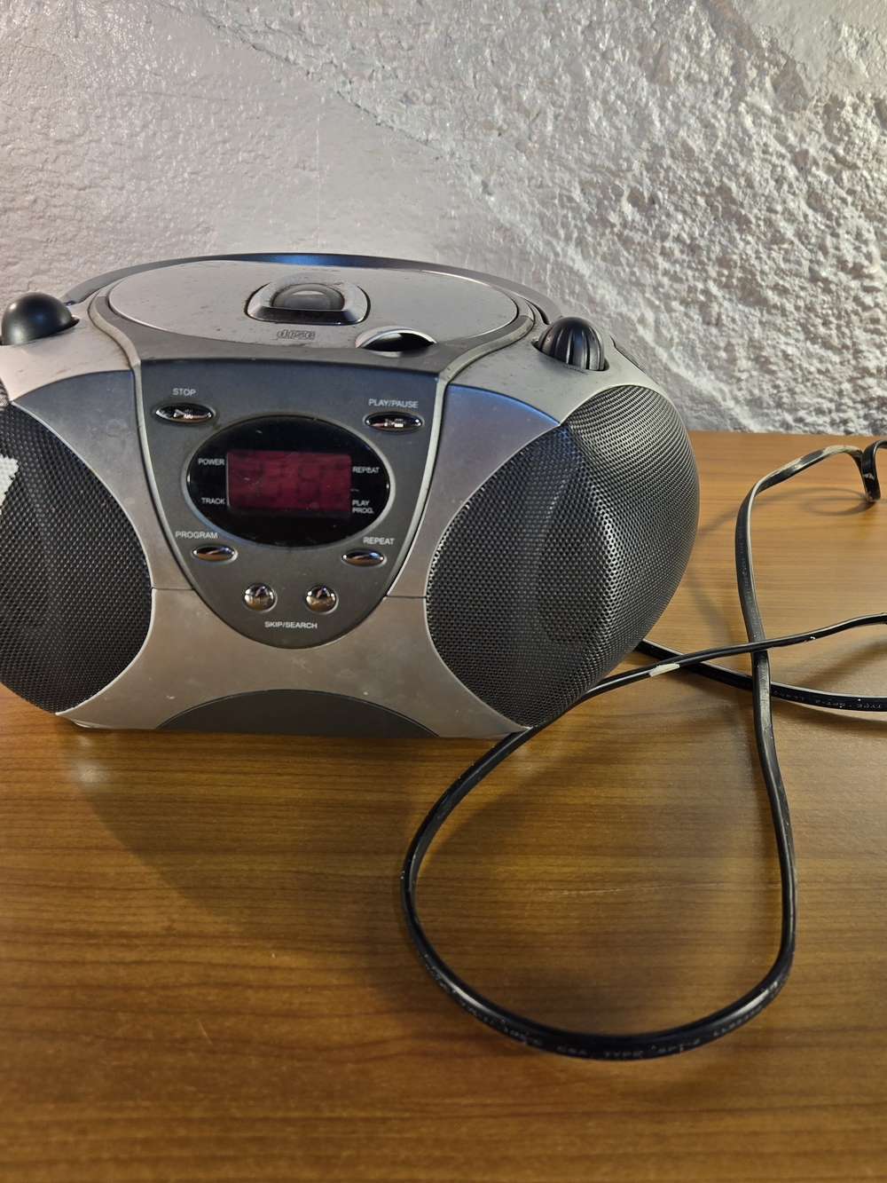 DURABRAND AM/FM Stereo And Compact Disc CD-1095 FOR PARTS ONLY